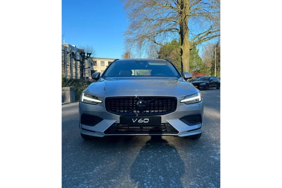 Volvo V60 B3 BLACK ARROW EDITION *UIT VOORRAAD LEVERBAAR* FISCALE WAARDE € 50.176,-