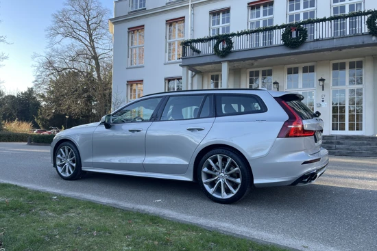 Volvo V60 B3 BLACK ARROW EDITION *UIT VOORRAAD LEVERBAAR* FISCALE WAARDE € 49.450,-