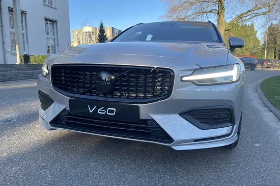 Volvo V60 B3 BLACK ARROW EDITION *UIT VOORRAAD LEVERBAAR* FISCALE WAARDE € 49.450,-