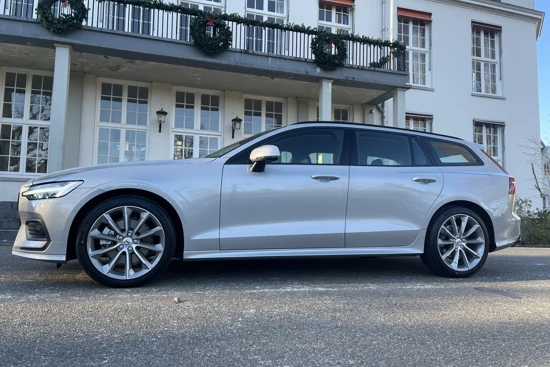 Volvo V60 B3 BLACK ARROW EDITION *UIT VOORRAAD LEVERBAAR* FISCALE WAARDE € 50.176,-