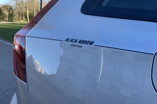 Volvo V60 B3 BLACK ARROW EDITION *UIT VOORRAAD LEVERBAAR* FISCALE WAARDE € 49.450,-