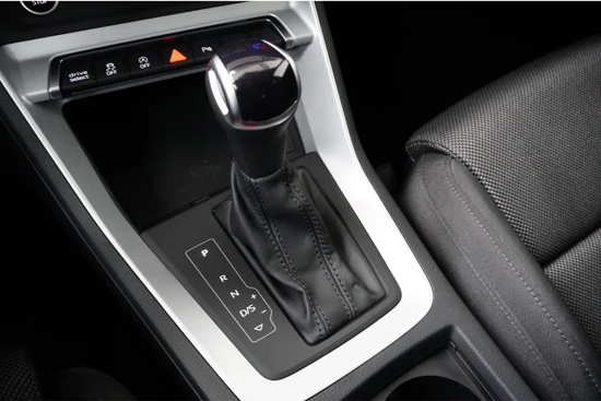 Audi Q3 35TFSI 150PK S-tronic Advanced Edition | Trekhaak | Navigatie | Stoelverwarming | Standkachel | 18" Velgen | Sportstoelen | LED