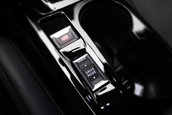 Peugeot e-2008 EV GT 50 kWh | Camera | LederStof | Rijstrooksensor | 17'' Lichtmetaal | Carplay | Bluetooth | Crui