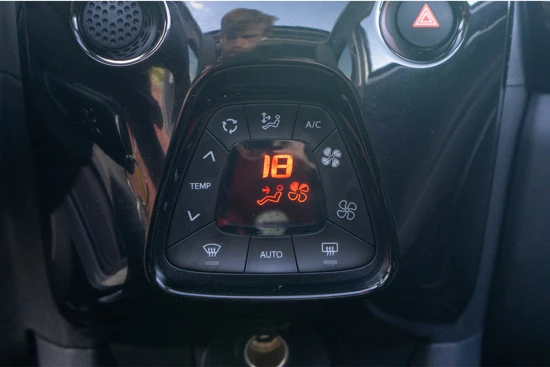 Peugeot 108 1.0 e-VTi Allure TOP! | OPEN DAK | ALL SEASON | DEALER OH! | APPLE CARPLAY | CLIMATE CTRL | LICHT/REGEN SENSOR |