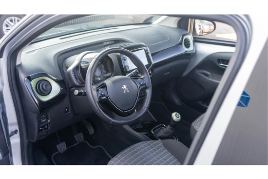 Peugeot 108 1.0 e-VTi Allure TOP! | OPEN DAK | ALL SEASON | DEALER OH! | APPLE CARPLAY | CLIMATE CTRL | LICHT/REGEN SENSOR |