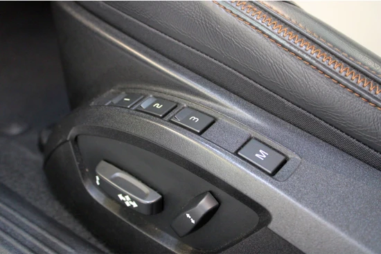 Volvo V40 Cross Country D4 190PK Automaat Momentum | BLIS | Schuifdak | Elektr. Stoelen | Keyless Entry | Camera