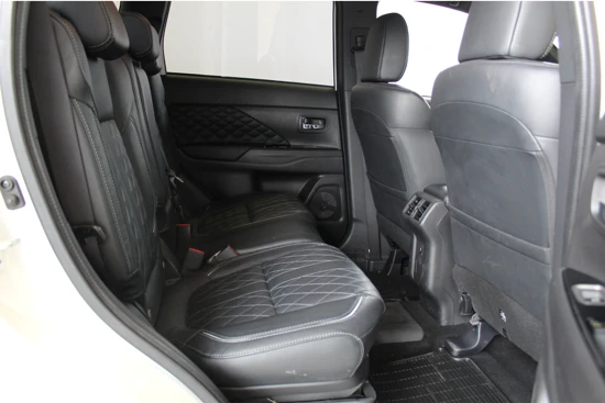 Mitsubishi Outlander 2.4 PHEV Intense 4WD | Leder | Carplay | Camera | Elek. stoelen | Stoel + Stuur verwarming |