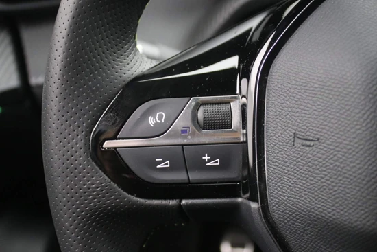 Peugeot 2008 GT 1.2 130PK | Camera | Navigatie | Dode hoek | 17'' Lichtmetaal | Leder\Stof |