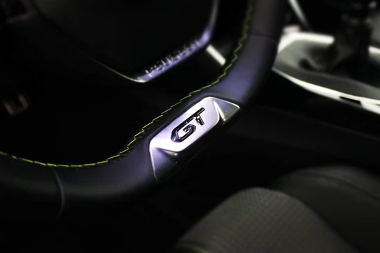 Peugeot 2008 GT 1.2 130PK | Camera | Navigatie | Dode hoek | 17'' Lichtmetaal | Leder\Stof |