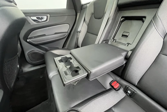 Volvo XC60 B5 R-design | Trekhaak elektrisch uitklapbaar | Elektrisch verstelbare stoelen + geheugen | Elektrisch glazen panorama-dak | Ala