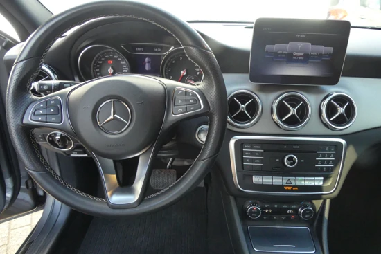 Mercedes-Benz GLA 200 Premium | 19'' LMV | CAMERA | STOELVERWARMING | TREKHAAK |