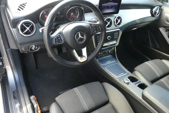 Mercedes-Benz GLA 200 Premium | 19'' LMV | CAMERA | STOELVERWARMING | TREKHAAK |