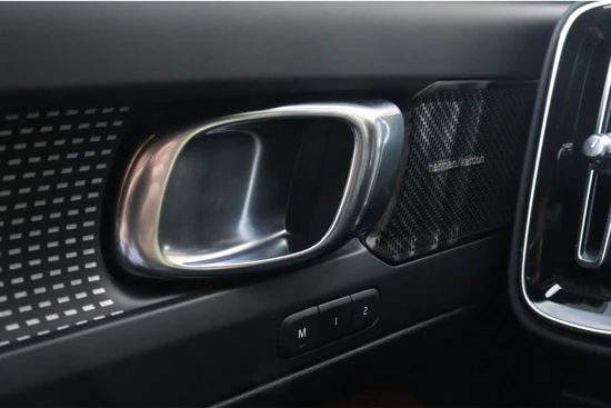 Volvo XC40 T5 AWD R-Design Intro Edition | Schuifdak | Trekhaak | 360° Camera | Harman Kardon | All Season banden | Adaptieve Cruise Contro
