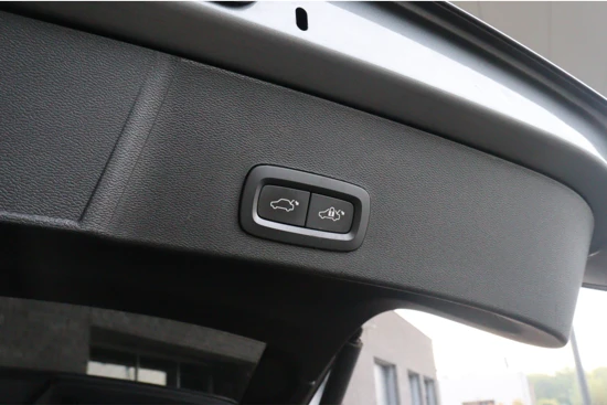 Volvo XC40 T5 AWD R-Design Intro Edition | Schuifdak | Trekhaak | 360° Camera | Harman Kardon | All Season banden | Adaptieve Cruise Contro