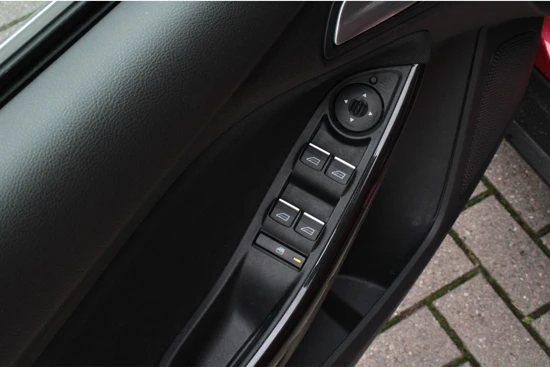 Ford Focus Wagon 1.5 150pk Titanium Automaat | Elek. Trekhaak | Dodehoekdetectie | Camera | Keyless