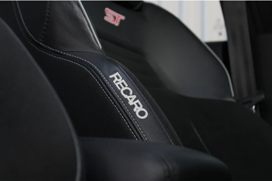 Ford Fiesta 1.5 200PK ST-3 | Panoramadak | Winterpack (Stoel- Stuur- en Voorruitverwarming) | 18 inch | Navigatie | Keyless |