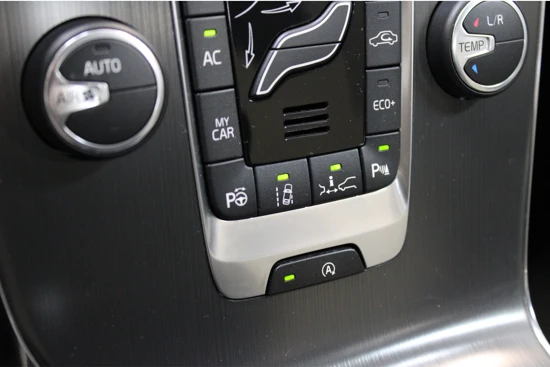 Volvo V40 Cross Country D4 190PK Momentum Aut. | BLIS | Schuifdak | Elektr. Stoelen | Keyless Entry | Camera