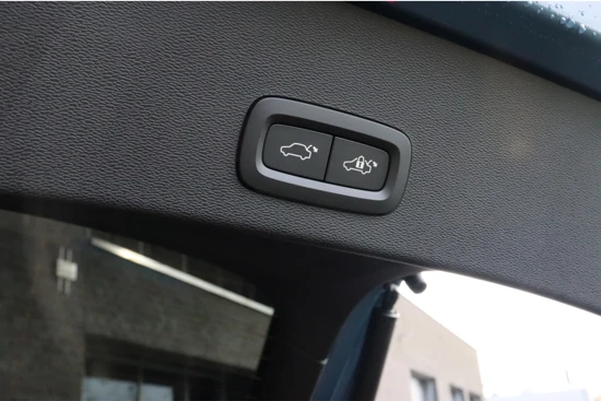 Volvo C40 Recharge Ultimate | 360° Camera | Microtech Nubuck Bekleding | Harman Kardon | 20 Inch met All Season Banden | Panoramadak | Ele