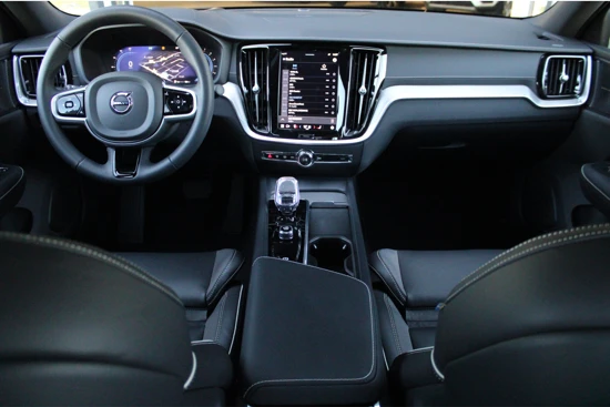 Volvo S60 B4 Ultimate Dark | Sportstoel | 360° Camera | Head-Up Display | Harman/Kardon | Adaptive Cruise | Panoramadak | Elektrische Stoe