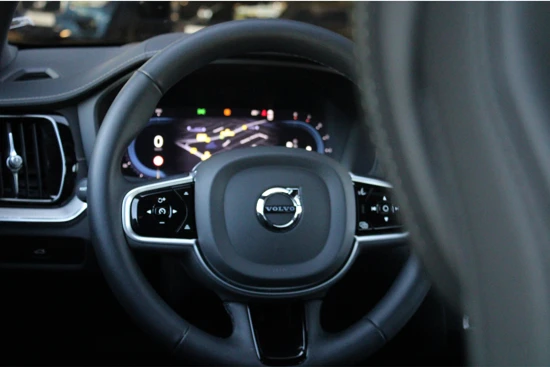 Volvo S60 B4 Ultimate Dark | Sportstoel | 360° Camera | Head-Up Display | Harman/Kardon | Adaptive Cruise | Panoramadak | Elektrische Stoe