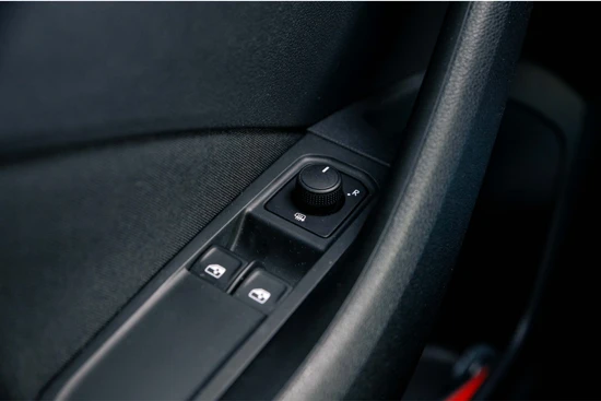 Škoda Kamiq 1.0 TSI Ambition | 17"inch | Carplay | Cruise control | PDC | Climate control