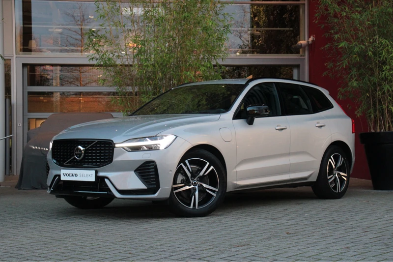 Volvo XC60 Recharge T6 AWD R-Design | Luchtvering | Trekhaak | 360º Camera | Adaptive Cruise | Schuifdak | Harman/Kardon