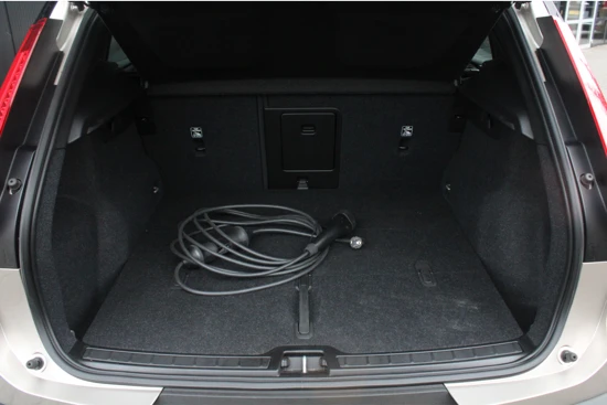 Volvo XC40 Recharge Plus | Microtech bekleding | Pilot Assist | BLIS | Stoel- stuurverwarming | Keyless | Elektrische achterklep