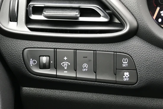 Hyundai i30 Wagon 1.0 T-GDI MHEV 120pk Comfort Smart | Camera | Climate | Keyless | NL. Auto | Full Led | Navigatie | 16" Lichtmetaal | Park