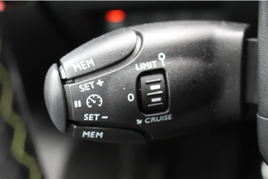 Peugeot 2008 1.2 130PK GT | Panorama Dak | Camera | Navigatie | Parkeersensoren V + A | Carplay | Stoelverwaming