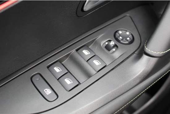 Peugeot 2008 1.2 130PK GT | Panorama Dak | Camera | Navigatie | Parkeersensoren V + A | Carplay | Stoelverwaming