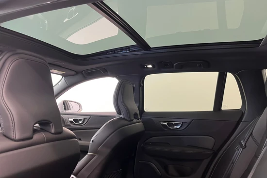 Volvo V60 Cross Country B5 AWD Ultimate | Getint glas | Parkeerverwarming | 20" lichtmetaal | Contourstoelen | Harman Kardon audio | Black
