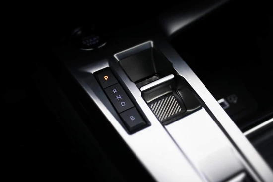 Peugeot 308 SW 1.6 HYbrid 180Pk Allure Pack Business | Adaptieve Cruise | Camera | Trekhaak | Navigatie | 17" Lichtmetaal | Stoelverwarming