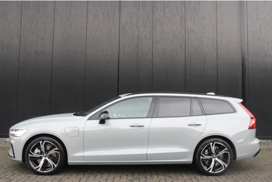 Volvo V60 T6 Recharge AWD Ultimate Dark | 19" | Bowers & Wilkins | 360 Camera | BLIS | Sportstoelen | Getint Glas | Head-up | Leder dashbo