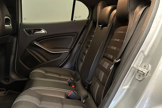Mercedes-Benz GLA 180 Premium Plus | Automaat | Stoelverwarming | Leder\Stof | Navigatie | AGR Stoelen | Parkeersensoren | Bluetooth |