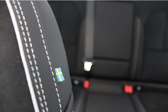 Volvo C40 252PK Extended Range Ultimate | Pixel LED | Nubuck | HK Audio | Getint Glas | Elektr Stoelen