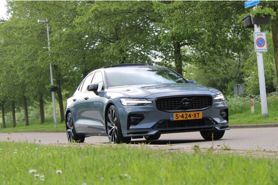 Volvo S60 B4 200PK Ultimate Dark HEICO | HUD | Black Pack | Panoramadak | Parkeerverwarming | HK Audio | 20'' | Sportchassis