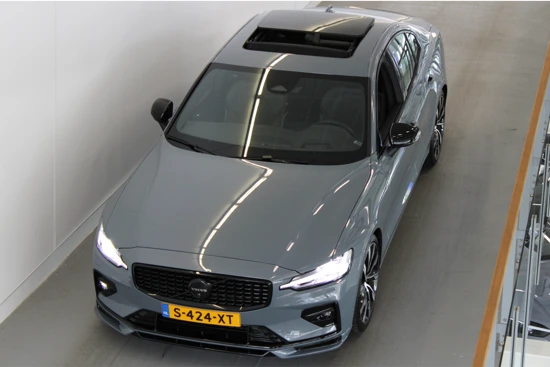 Volvo S60 B4 200PK Ultimate Dark HEICO | HUD | Black Pack | Panoramadak | Parkeerverwarming | HK Audio | 20'' | Sportchassis