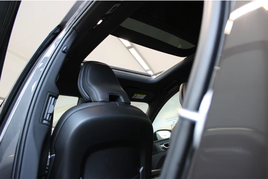 Volvo XC60 B5 250PK R-Design | Panoramadak | Achterb Verw | Head Up | Trekhaak | 4 Zone Climate | Power Seats
