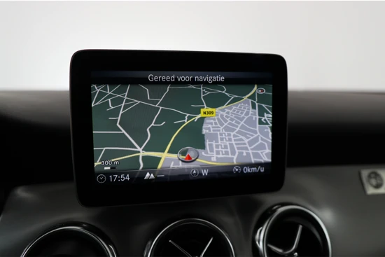 Mercedes-Benz GLA 180 Business Solution AMG Upgrade Edition | Dealer OH ! | LED | Clima | Sportstoelen | Camera | Navi | Keyless | Elektrische Ach
