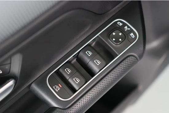 Mercedes-Benz B-Klasse 180 Launch Edition Premium | LED | Trekhaak | Camera | Clima | Wide Screen | Navi | Stoelverwarming | Comfort Stoelen |