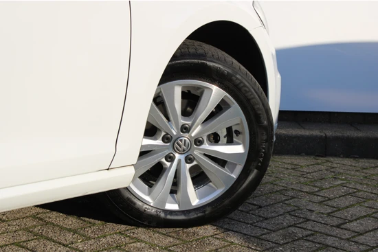 Volkswagen Golf Comfortline Executive 1.0 TSI 115 pk DSG | Navigatie | PDC v+a | Getint Glas | 16"Lmv | DAB