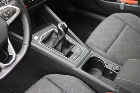 Volkswagen Golf Life Discovery Pro 1.0 TSI 110 pk | Navigatie | PDC v+a | Camera | Apple Carplay | LED | Digitaal Dashboard