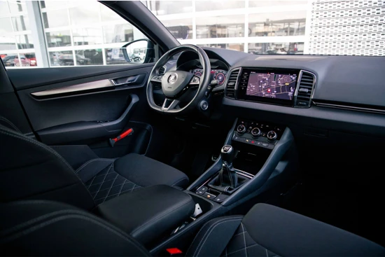 Škoda Karoq Sportline Business 1.5 TSI 150 pk | Camera | Active info Display | Trekhaak | Carplay