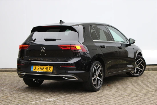 Volkswagen Golf 1.5 TSI 130PK Style | Panorama Dak | Navigatie | Camera | 18'' LMV | Draadloos Telefoonoplader | App-Connect | ACC