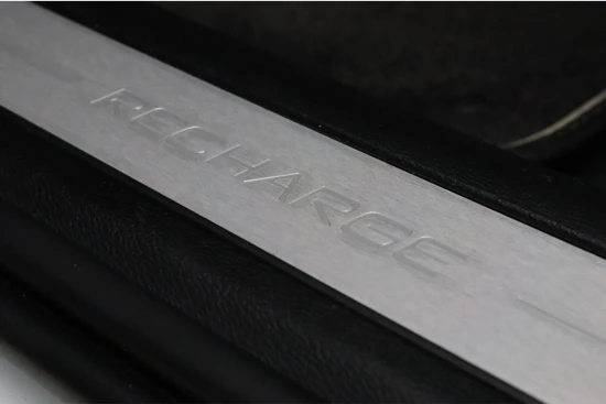 Volvo XC60 T8 AWD Recharge R-Design | Camera | Stoelverwarming voor+achter | Stuurwielverwarming | Schuifdak | Standkachel met Volvo App |
