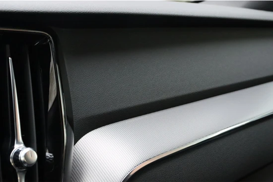 Volvo XC60 T8 AWD Recharge R-Design | Camera | Stoelverwarming voor+achter | Stuurwielverwarming | Schuifdak | Standkachel met Volvo App |