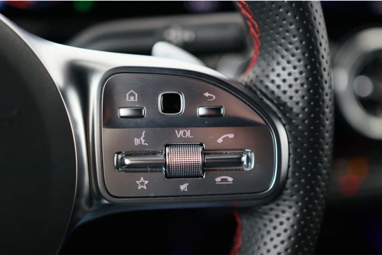 Mercedes-Benz GLA 200 AMG Line | Wide-Screen | Ambient Light | Trekhaak | Sportstoel | Camera | Stoelverwarming | LED | Navi | Clima