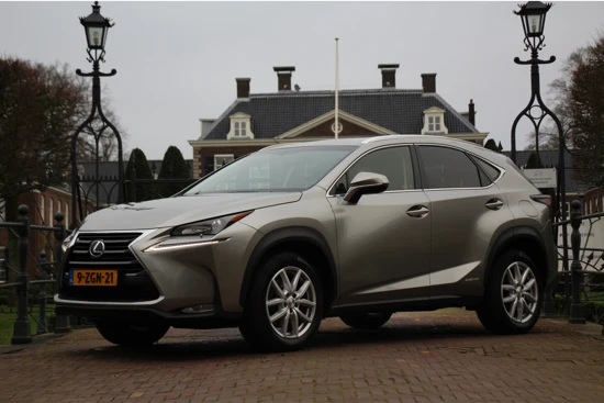 Lexus NX 300h AWD BUSINESS LINE PRO | NL-AUTO! | LEDER | NAVI | CAMERA | CLIMA | STOELVERWARMING | CRUISE | PARK SENS V+A | LED | 18' LM.