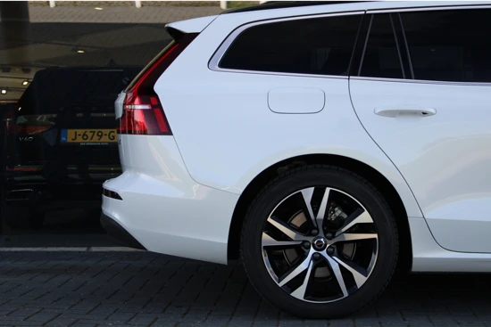 Volvo V60 B4 Core | Pilot Assist | BLIS | Camera | Stoel- stuurverwarming | Trekhaak | 18" All Season | Getint Glas