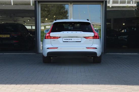 Volvo V60 B4 Core | Pilot Assist | BLIS | Camera | Stoel- stuurverwarming | Trekhaak | 18" All Season | Getint Glas